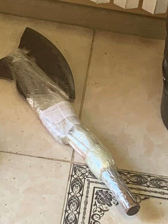 הגרזן של המחבל // צילום: באדיבות הקהילה היהודית